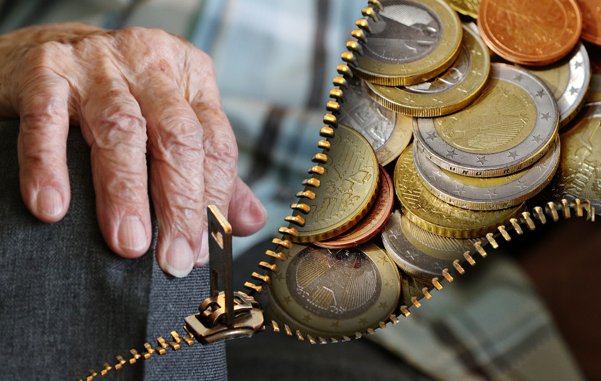 Hand einer alten Person neben einigen Euro-Münzen
