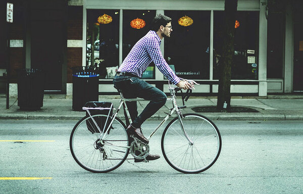 Fahrradfahrer auf dem Weg zur Arbeit