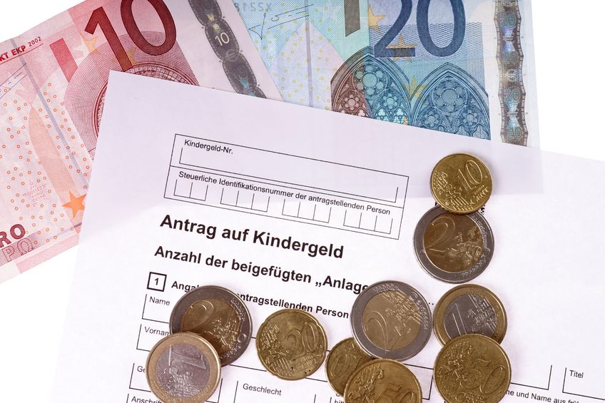 Kindergeld Formular und Euromünzen